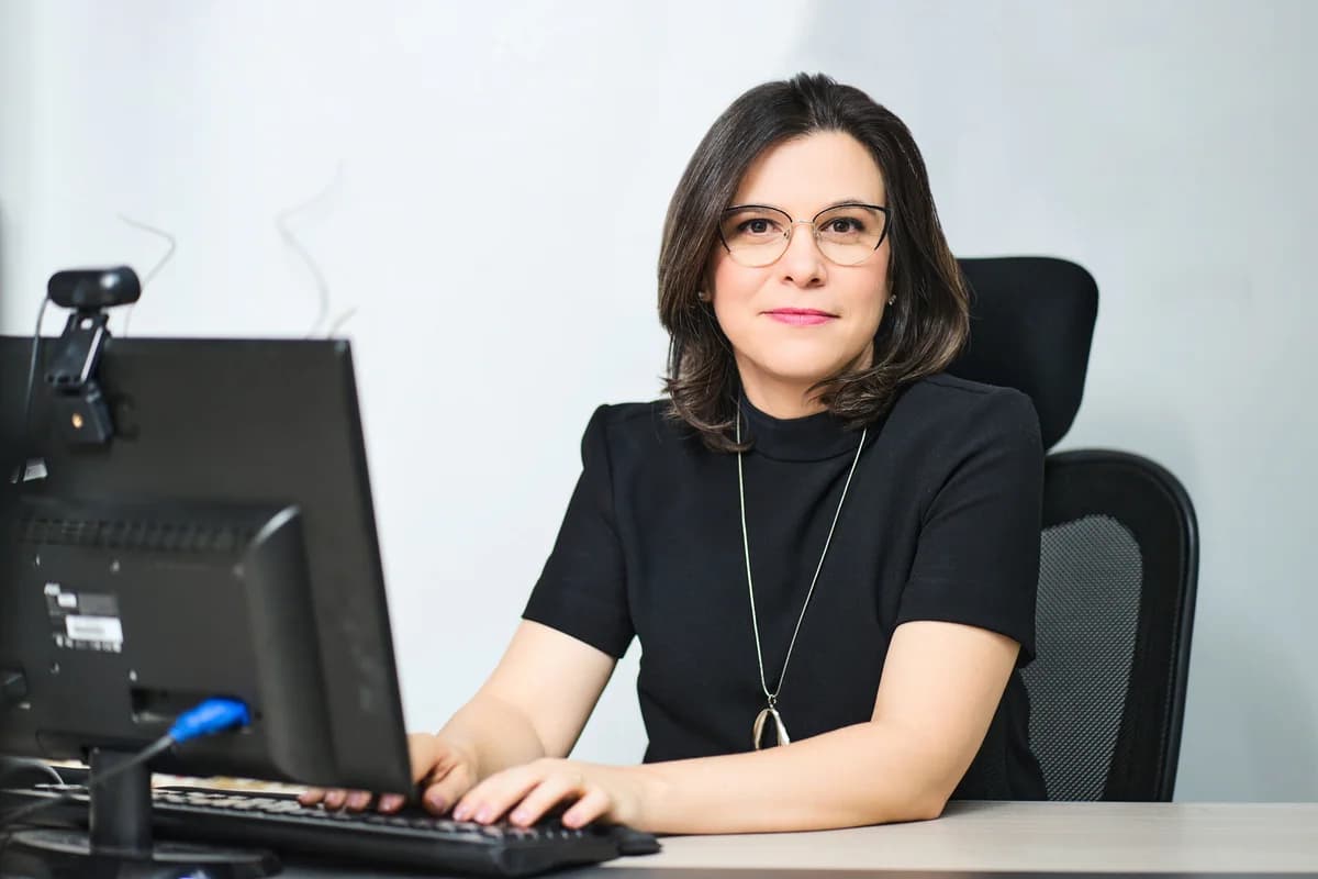 Adriana Caron Bonfá, à frente da Contalize, em seu ambiente de trabalho
