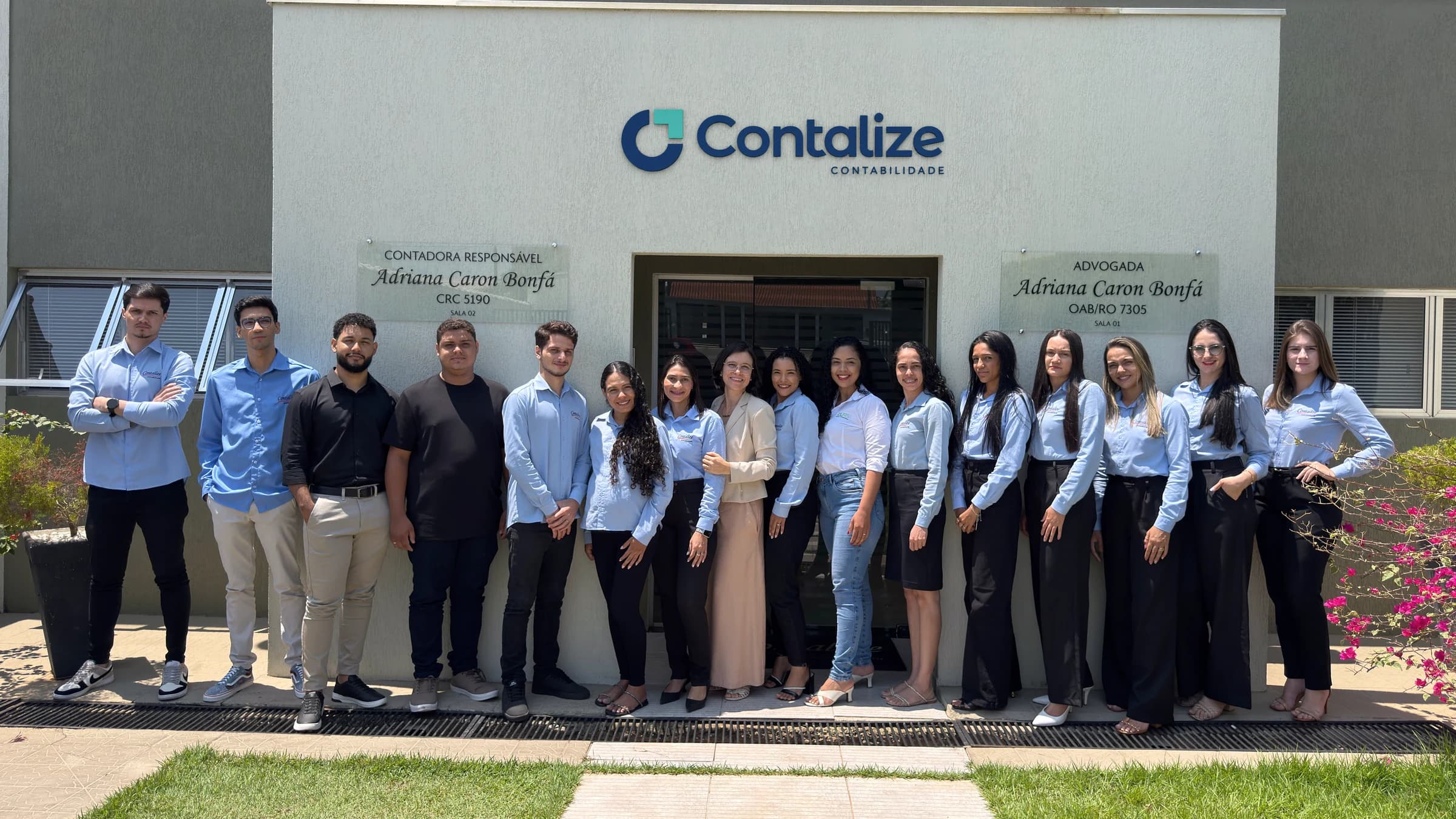Equipe da Contalize reunida em frente ao escritório em Cacoal, com a marca em azul e turquesa na fachada